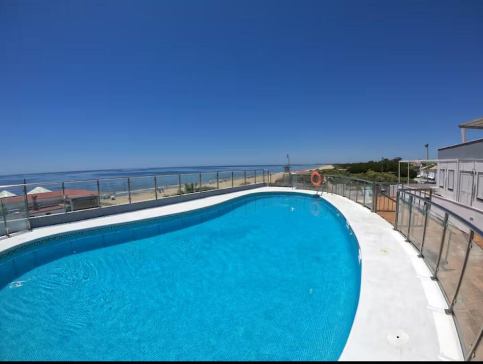 Piscina comunitaria al mar