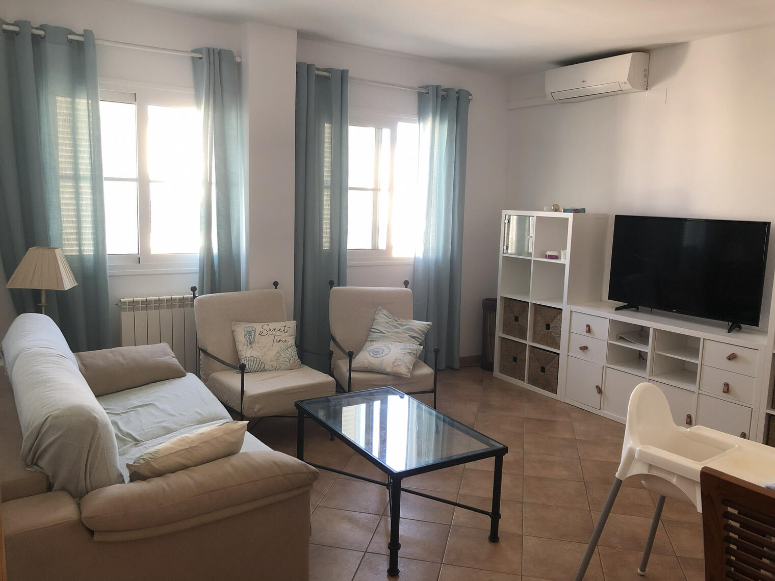 Sala de estar con Smart TV